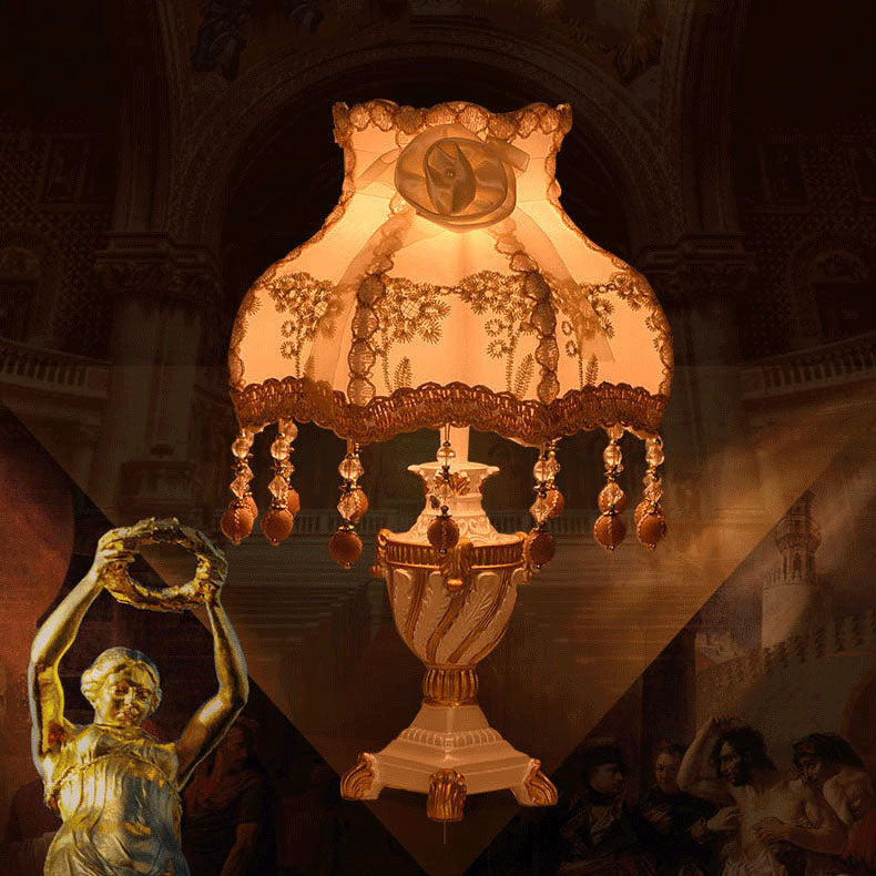 Floroux Lampe de Table Européenne | Tissu & Dentelle | Élégante Base en Résine Lumineuse | Décoration & Éclairage