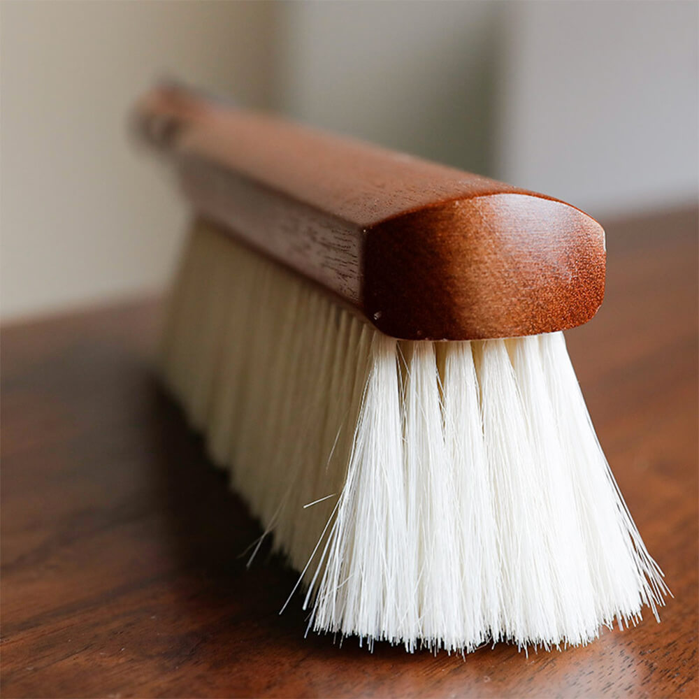 Brosse de nettoyage multifonctionnelle en poils de laine avec poignée en bois de santal