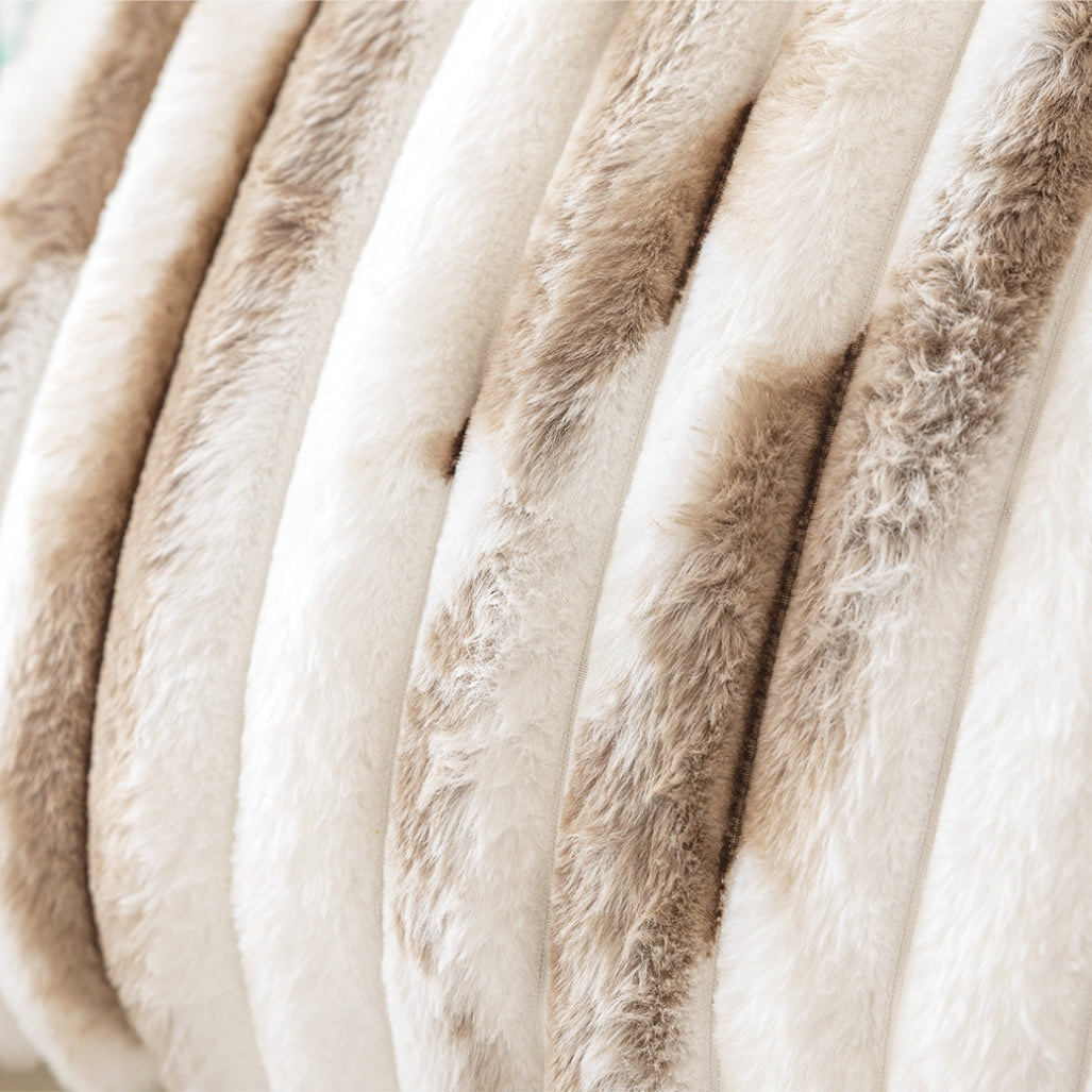 Couvercle de coussin en fausse fourrure rayé de couleur dégradée