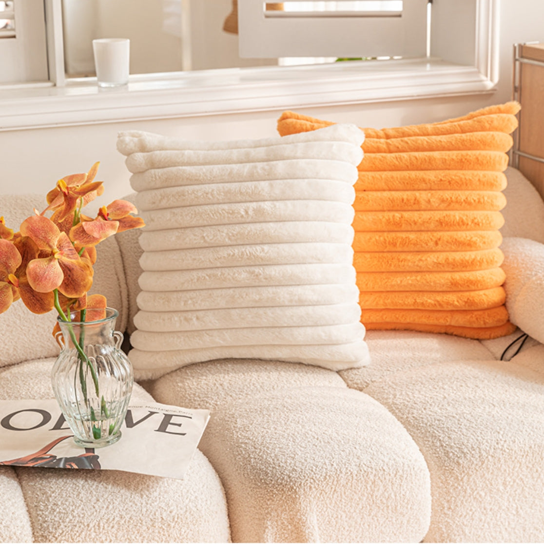 Housse de coussin rayée en fausse fourrure