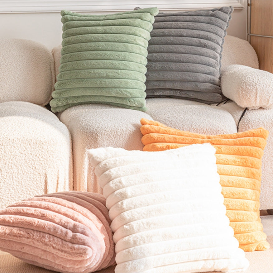 Housse de coussin rayée en fausse fourrure