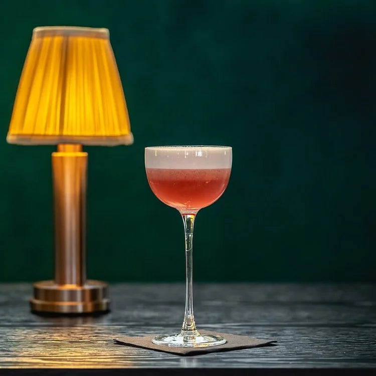 Floroux – Lampe de table sans fil chic avec surface métallique douce