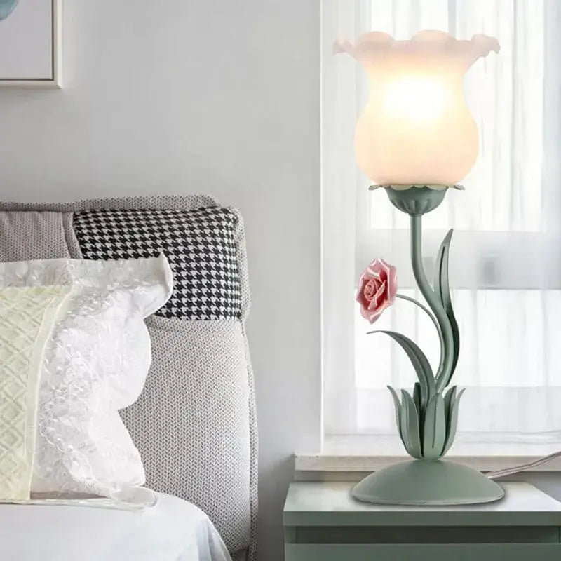 FleurieLuxe - Lampe de Table avec Design Floral pour Commode