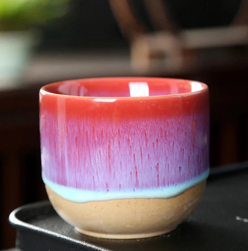 Tasse à thé en céramique avec des gouttes de couleur