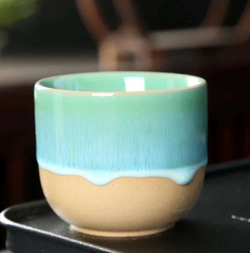 Tasse à thé en céramique avec des gouttes de couleur