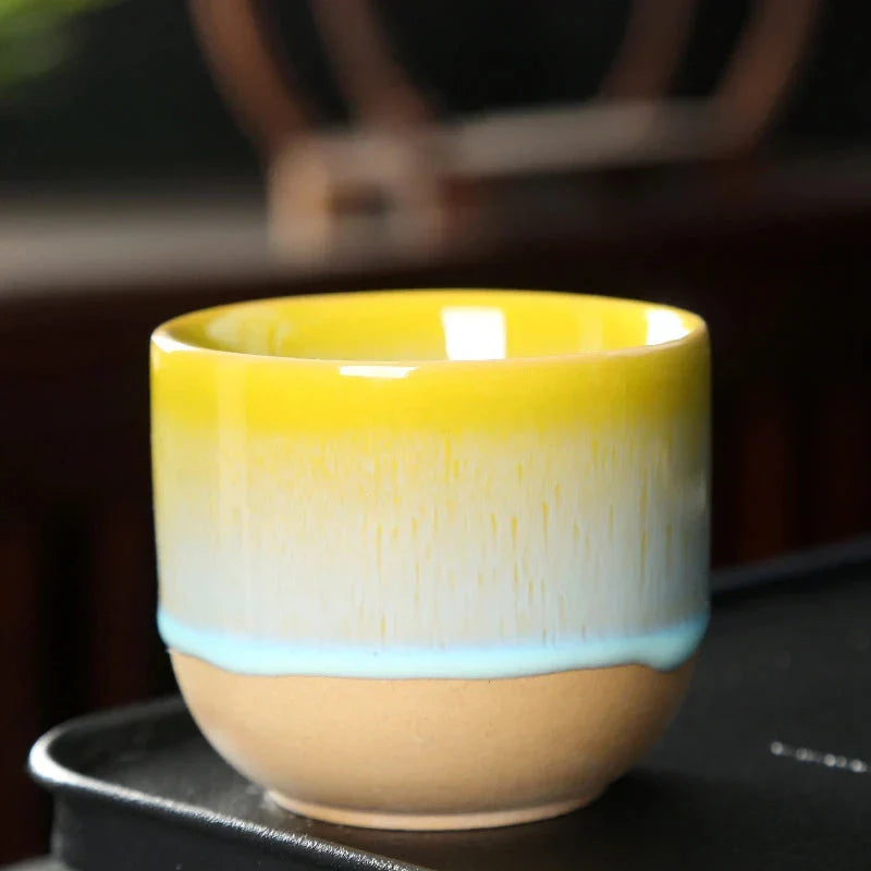 Tasse à thé en céramique avec des gouttes de couleur