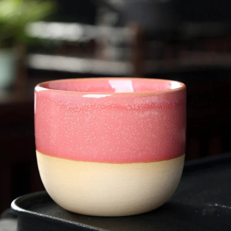 Tasse à thé en céramique avec des gouttes de couleur