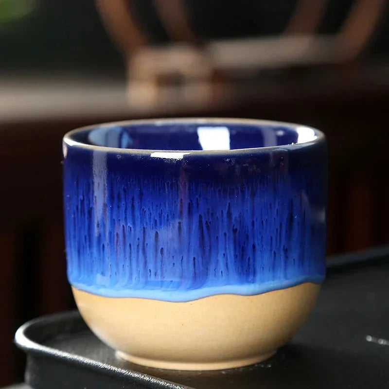 Tasse à thé en céramique avec des gouttes de couleur