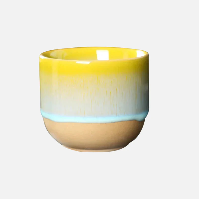 Tasse à thé en céramique avec des gouttes de couleur