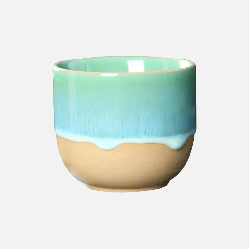 Tasse à thé en céramique avec des gouttes de couleur