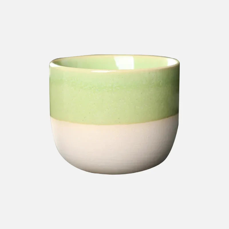 Tasse à thé en céramique avec des gouttes de couleur