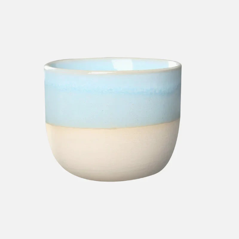 Tasse à thé en céramique avec des gouttes de couleur