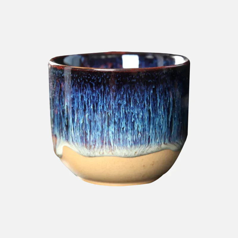 Tasse à thé en céramique avec des gouttes de couleur