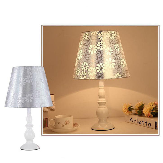 Floroux Lampe de Table Exclusive avec Abat-jour en Tissu | Motif Floral | Design de Vase | Fonction de Dimming LED | Éclairage Élégant pour la Maison