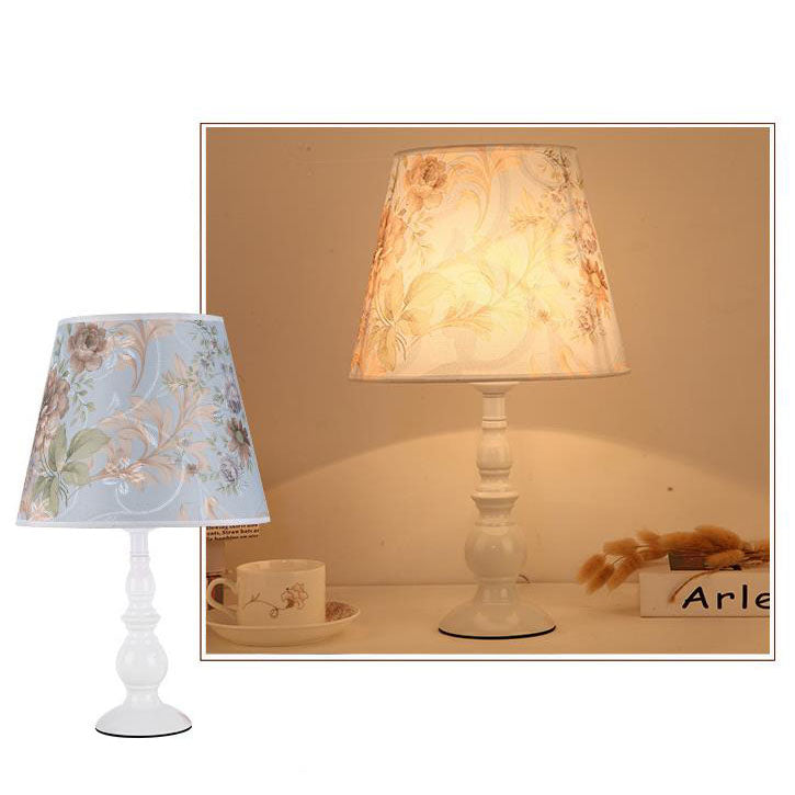 Floroux Lampe de Table Exclusive avec Abat-jour en Tissu | Motif Floral | Design de Vase | Fonction de Dimming LED | Éclairage Élégant pour la Maison