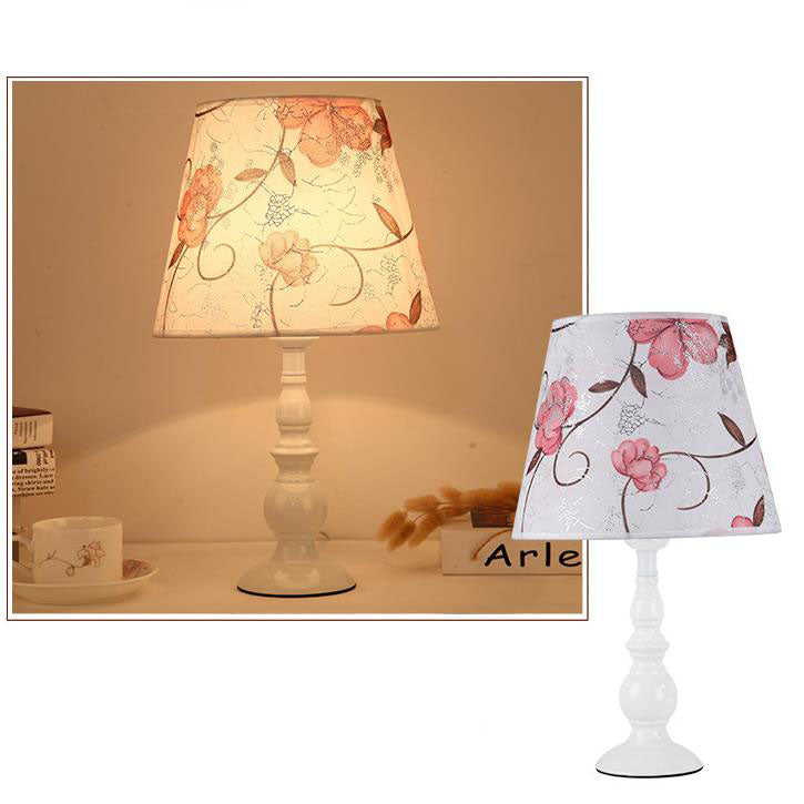 Floroux Lampe de Table Exclusive avec Abat-jour en Tissu | Motif Floral | Design de Vase | Fonction de Dimming LED | Éclairage Élégant pour la Maison