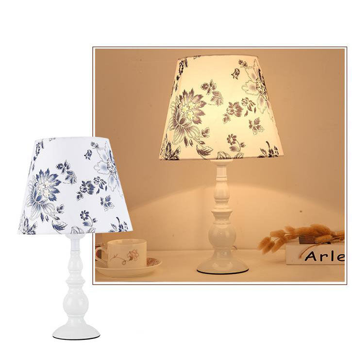 Floroux Lampe de Table Exclusive avec Abat-jour en Tissu | Motif Floral | Design de Vase | Fonction de Dimming LED | Éclairage Élégant pour la Maison
