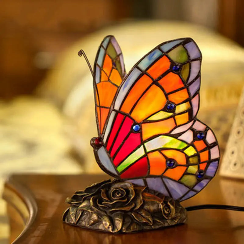 LumièreRêverie - Lampe de Table Élégante avec Abat-jour Papillon et Base en Roses