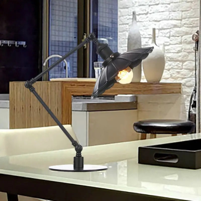 LumiVintage – Lampe Réglable Rétro avec Abat-jour Métallique Sculpté