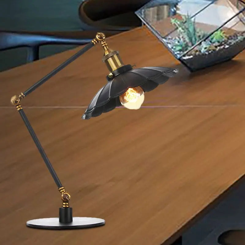 LumiVintage – Lampe Réglable Rétro avec Abat-jour Métallique Sculpté