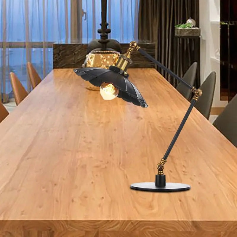 LumiVintage – Lampe Réglable Rétro avec Abat-jour Métallique Sculpté