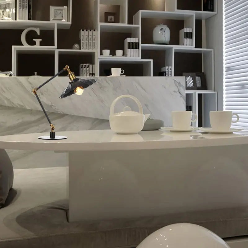 LumiVintage – Lampe Réglable Rétro avec Abat-jour Métallique Sculpté