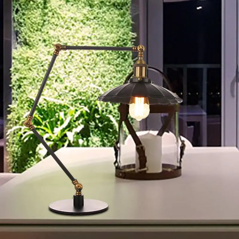 LumiVintage – Lampe Réglable Rétro avec Abat-jour Métallique Sculpté