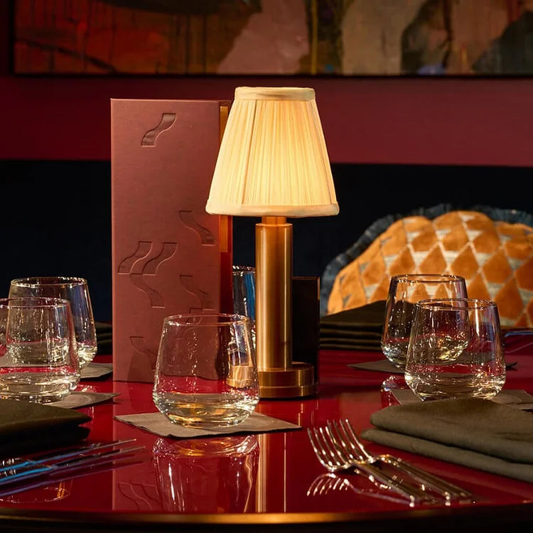 Floroux – Lampe de table sans fil chic avec surface métallique douce
