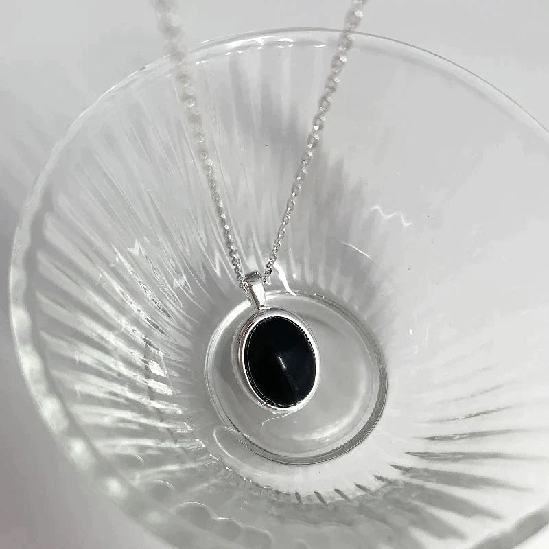 Collier Élegant en Opale Noire | Une Impressionnante Déclaration de Style