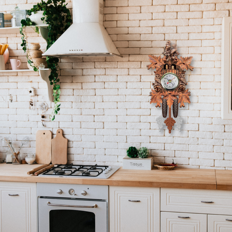 Horloge murale Floroux en bois précieux avec des motifs forestiers nostalgiques.