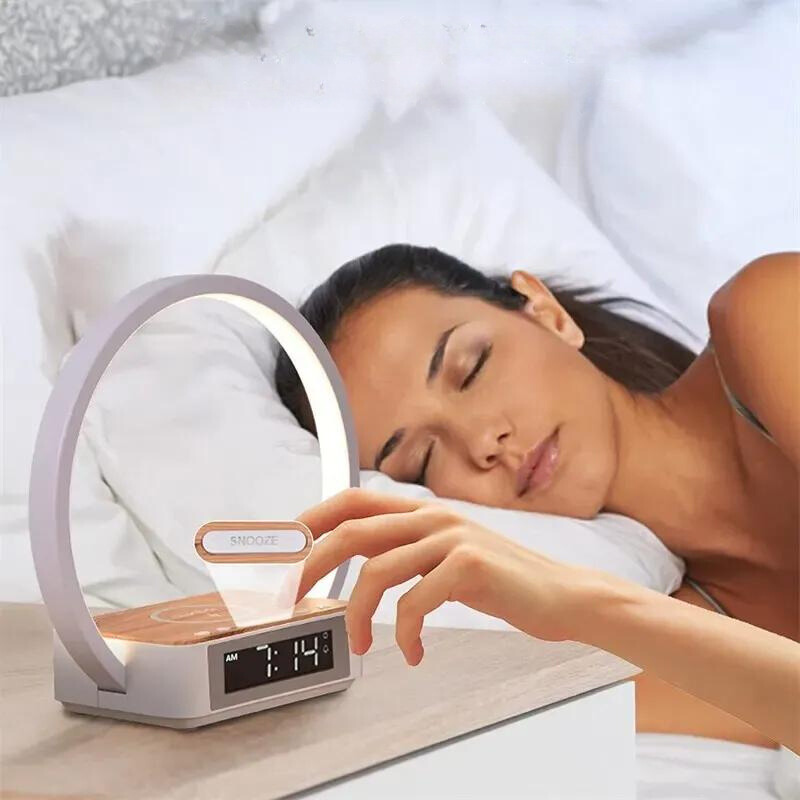 LumiLite - Lampe de Nuit 3-en-1 avec Réveil et Chargeur Sans Fil
