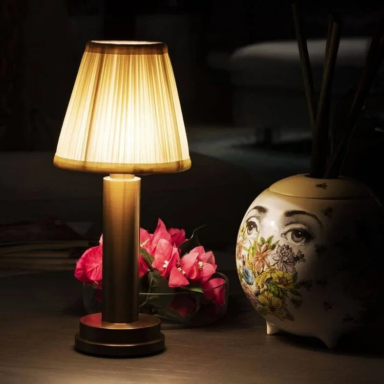 Floroux – Lampe de table sans fil chic avec surface métallique douce