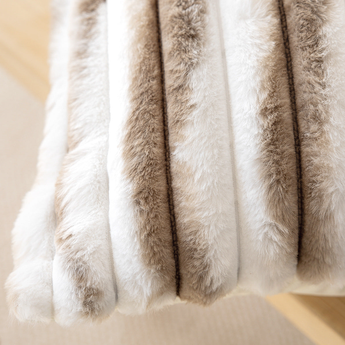 Couvercle de coussin en fausse fourrure rayé de couleur dégradée