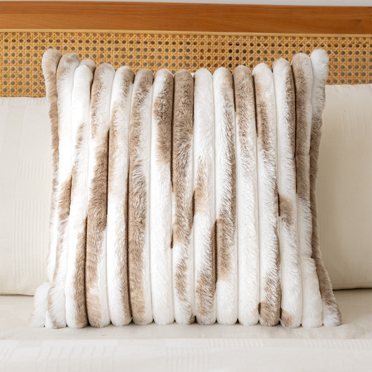 Couvercle de coussin en fausse fourrure rayé de couleur dégradée