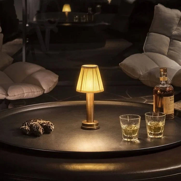 Floroux – Lampe de table sans fil chic avec surface métallique douce