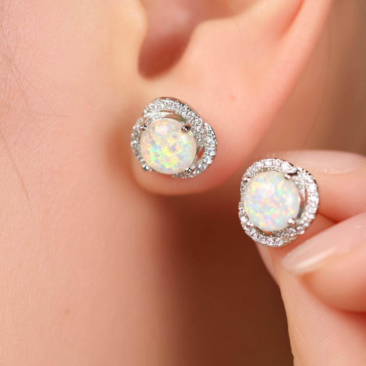 Boucles d'oreilles élégantes en opale blanche et zirconium en forme de trèfle - Collection Elara