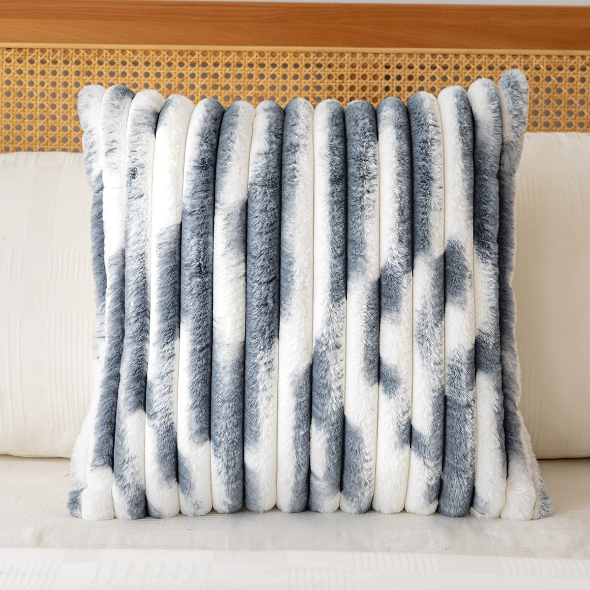 Couvercle de coussin en fausse fourrure rayé de couleur dégradée