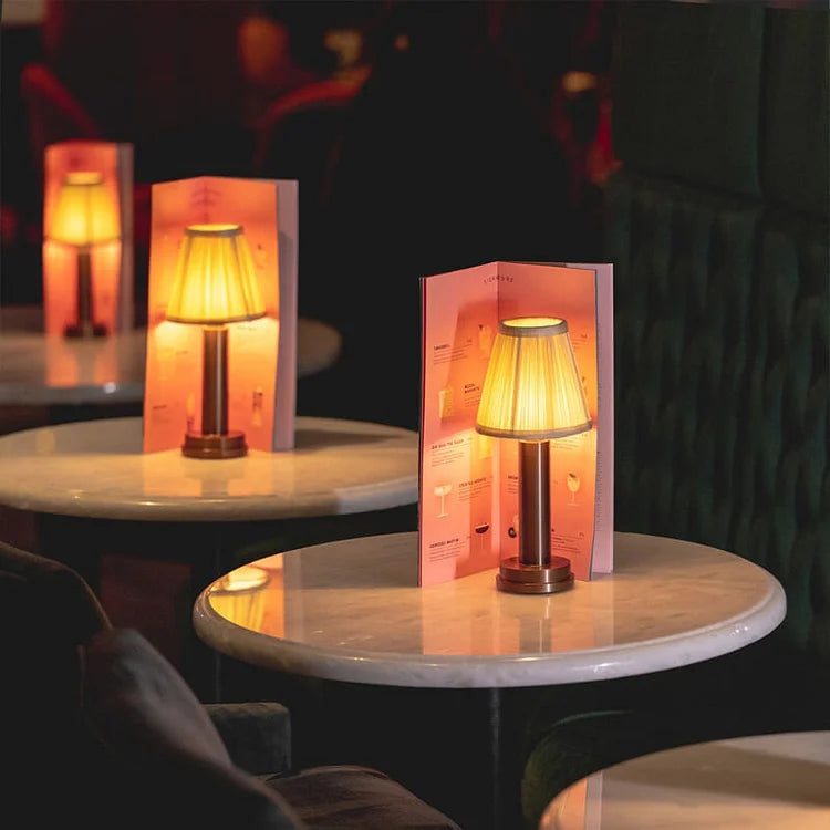 Floroux – Lampe de table sans fil chic avec surface métallique douce