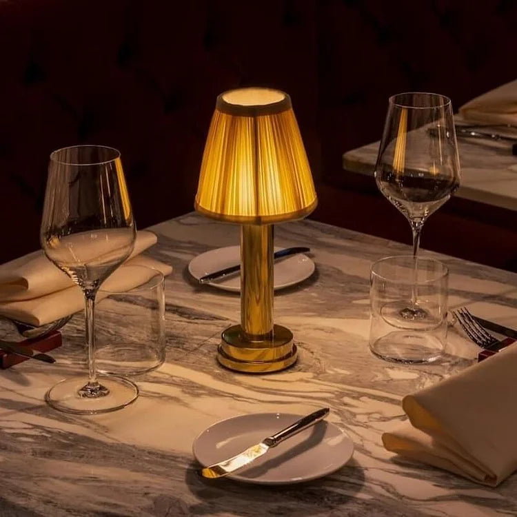 Floroux – Lampe de table sans fil chic avec surface métallique douce