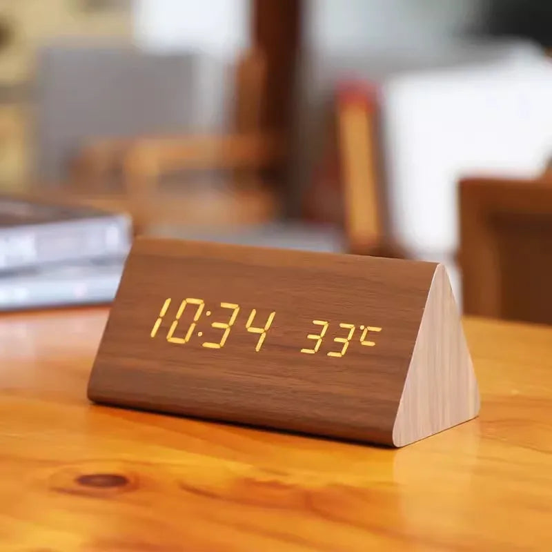 Restez à l'heure avec style – Réveil design LED en bois