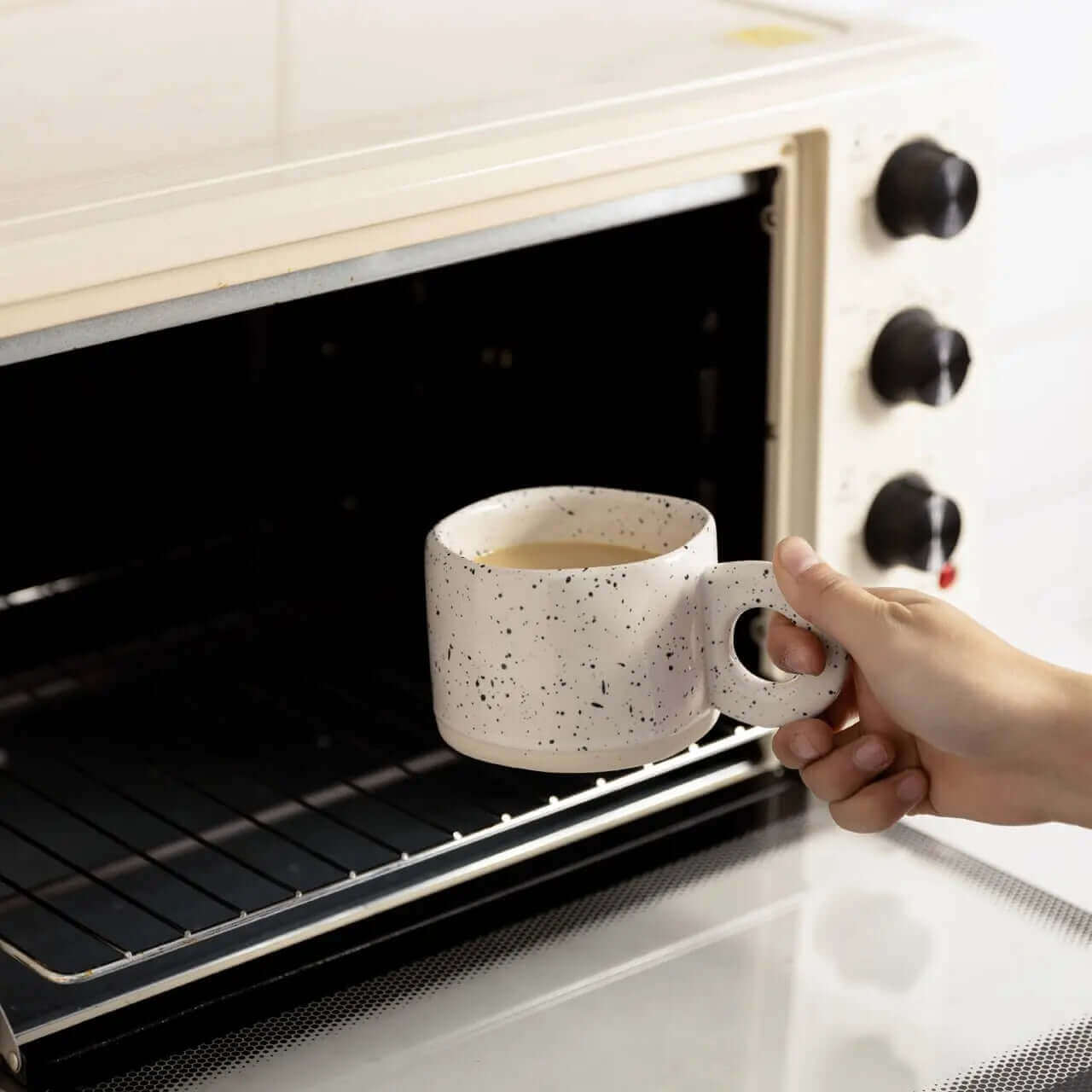 Tasses en porcelaine faite à la main irrégulière couleur bonbon