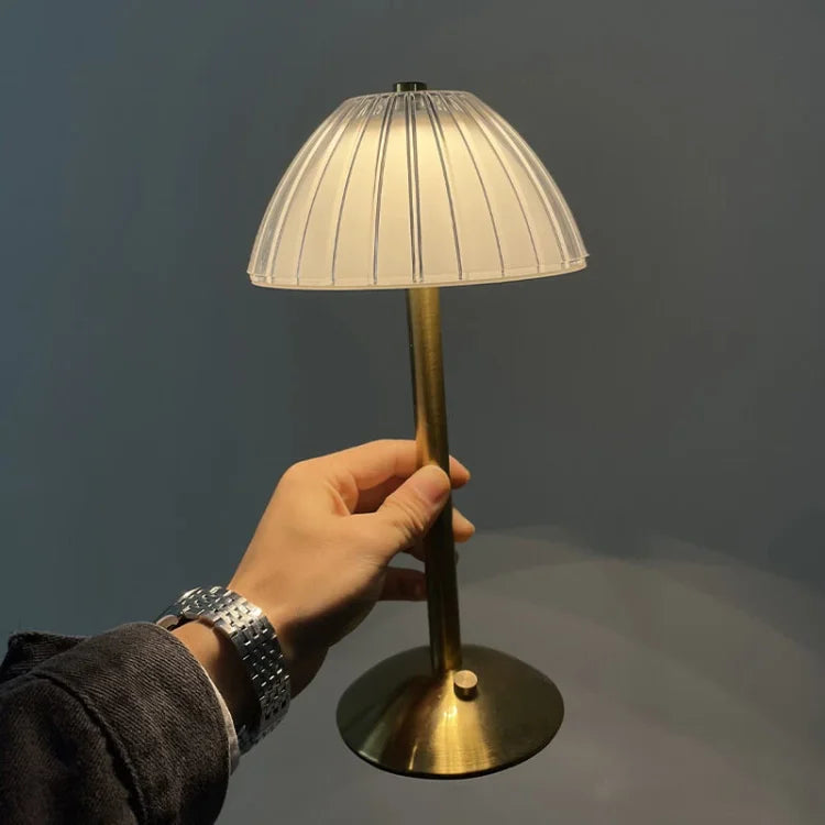 CrystalGlow | Élégante lampe de table en métal sans fil