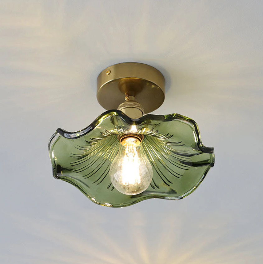 Éclat d'Hibiscus – Plafonnier en forme de fleur avec un design en verre élégant