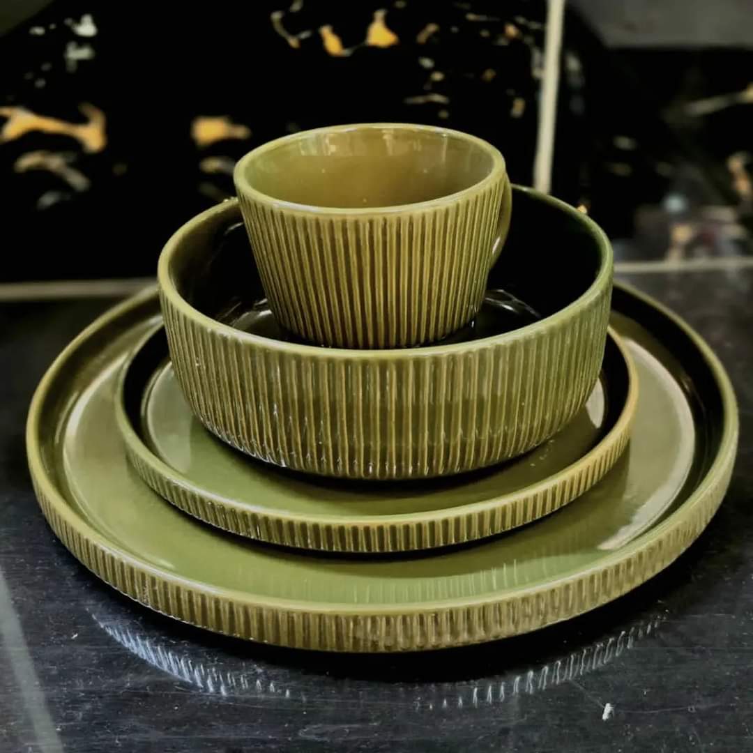 Set de dîner en céramique rayé de 24 pièces