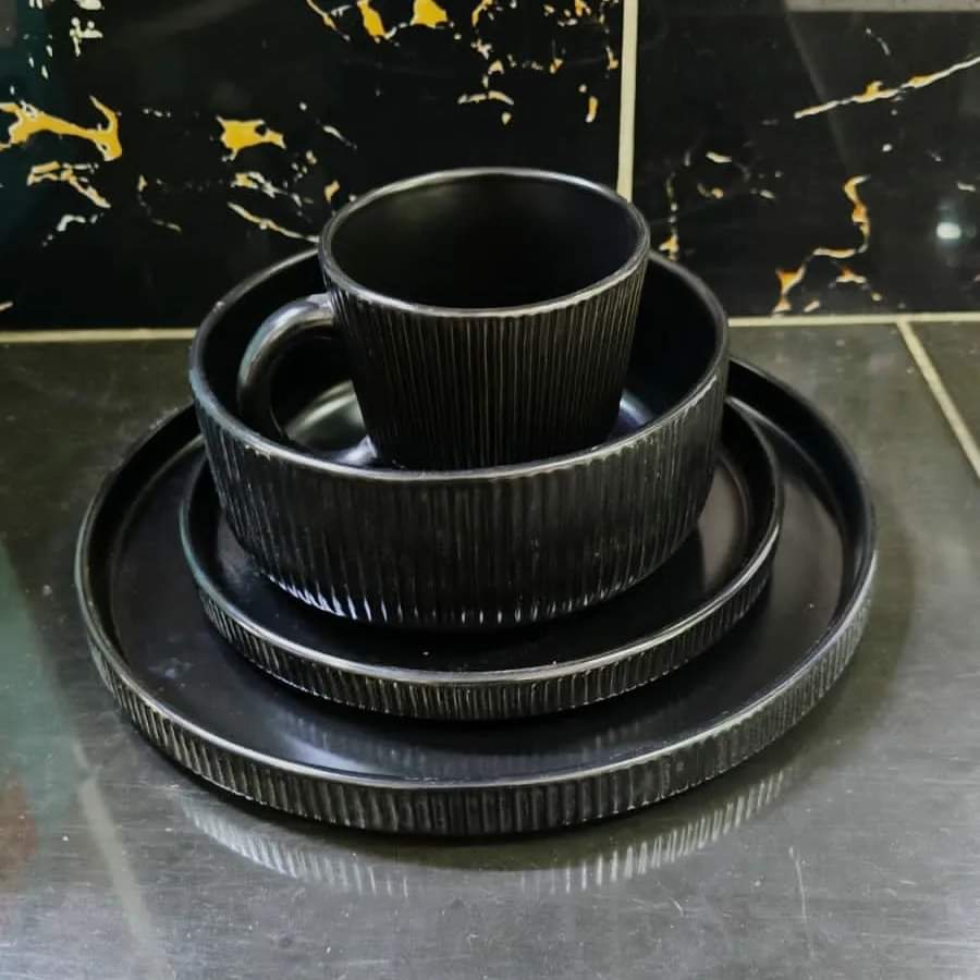 Set de dîner en céramique rayé de 24 pièces