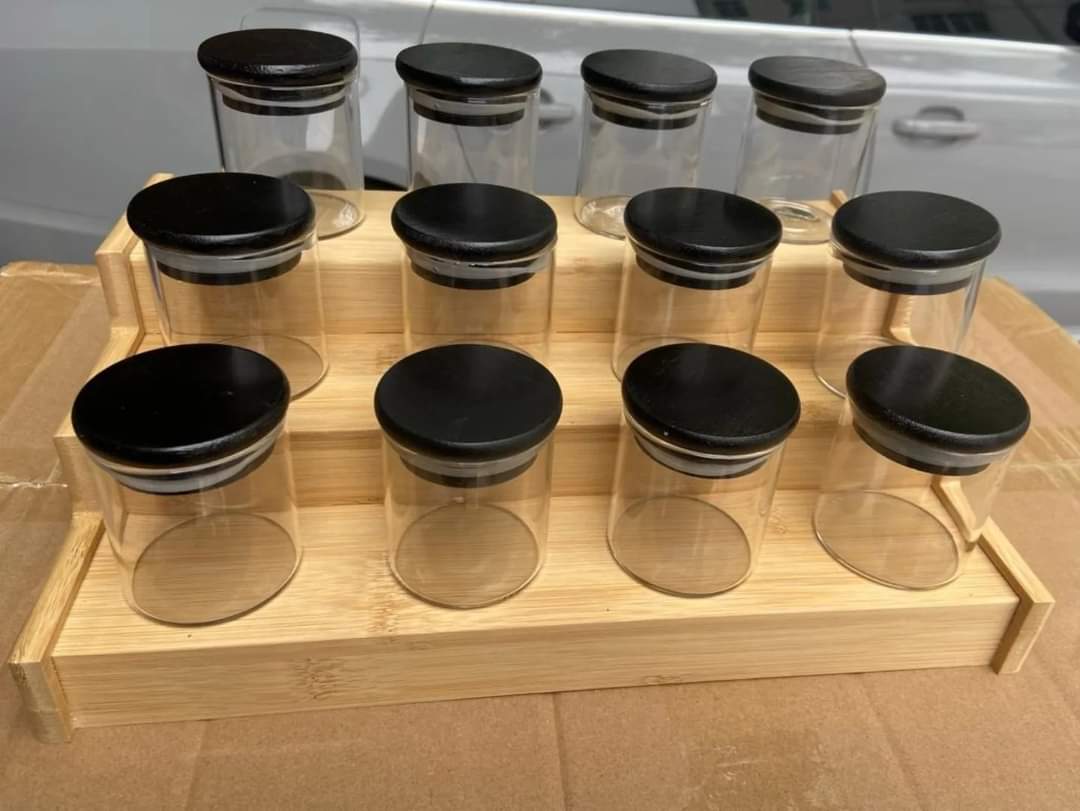 Ensemble de 12 pots d'épices en verre