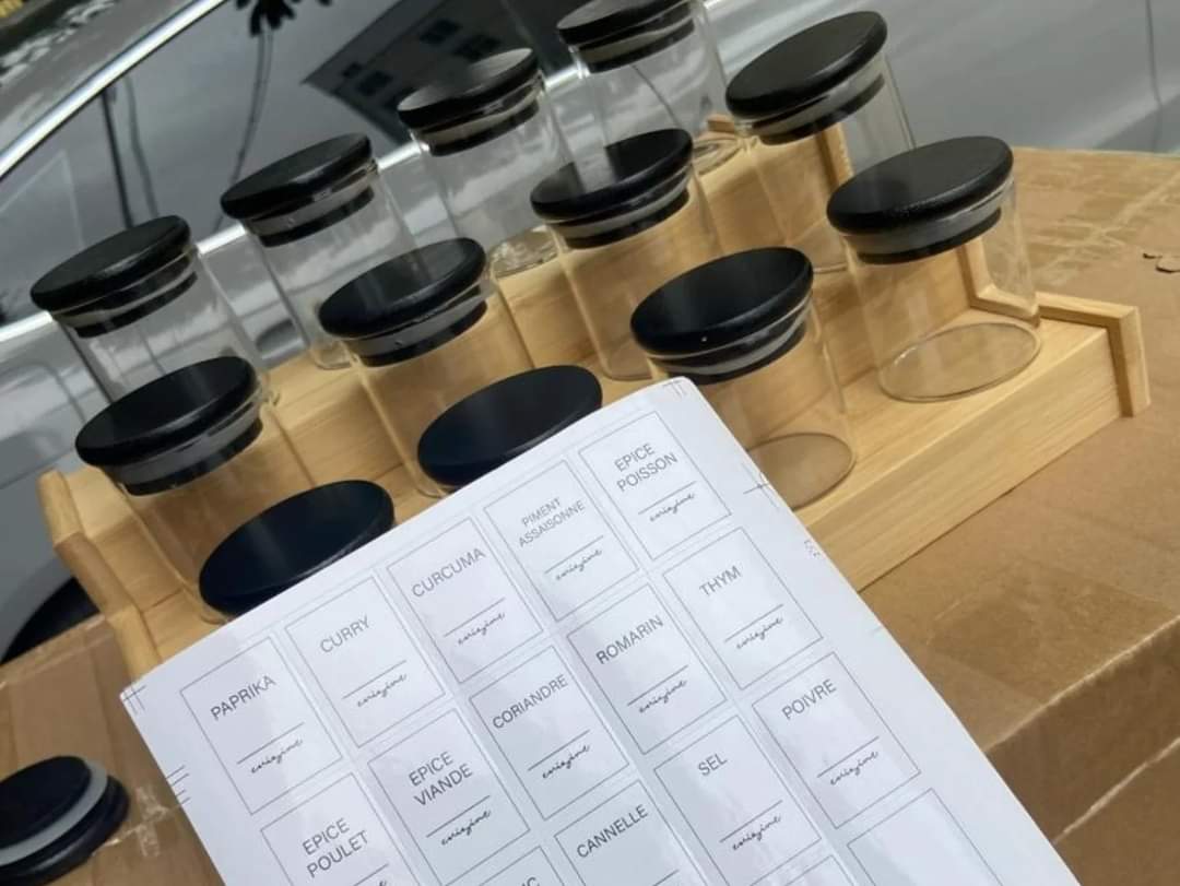 Ensemble de 12 pots d'épices en verre