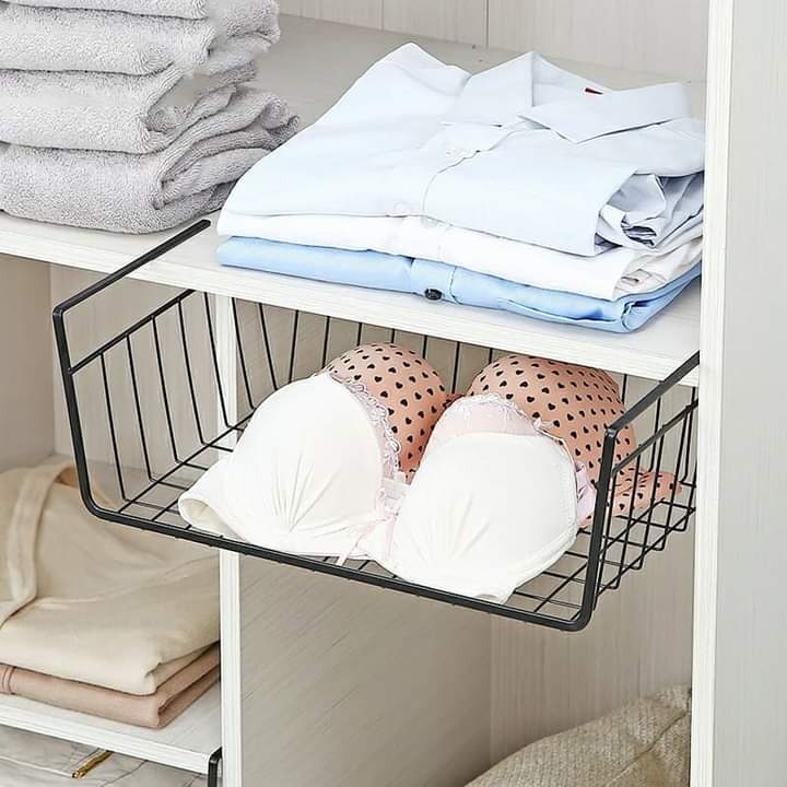 Panier en mailles métalliques pour rangement sur étagère