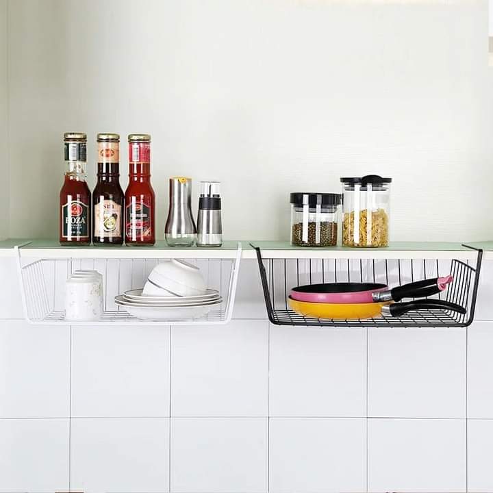 Panier en mailles métalliques pour rangement sur étagère