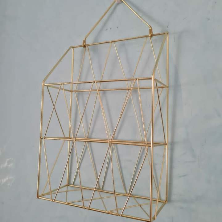 Étagère à magazines murale en or